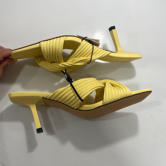 Zara bloggers fave yellow pleated square toe sandal - Picture 4 of 11